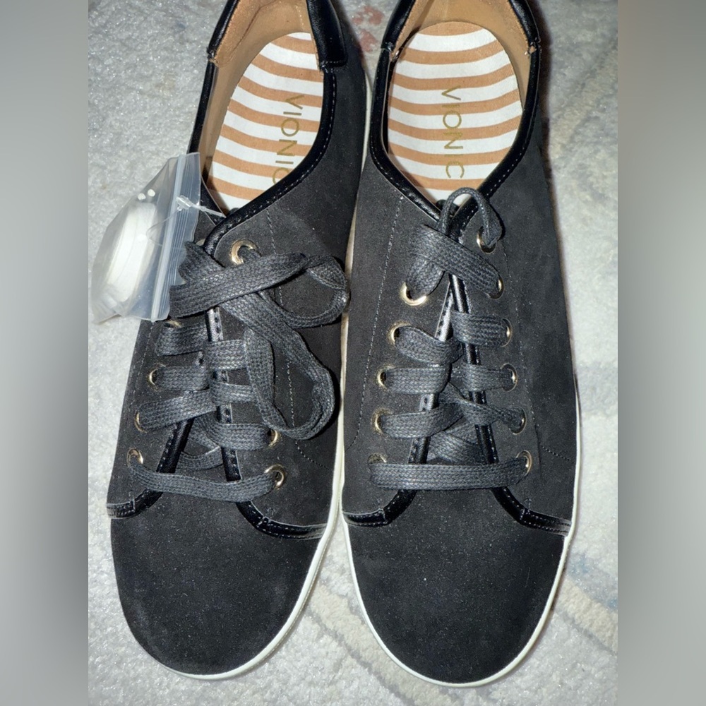 VIONIC suede Brinkley lace up sneakers size 9.5